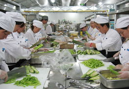 我校學(xué)生奧運(yùn)餐飲服務(wù)隊(duì)載譽(yù)歸來(lái)，展現(xiàn)專業(yè)風(fēng)采
